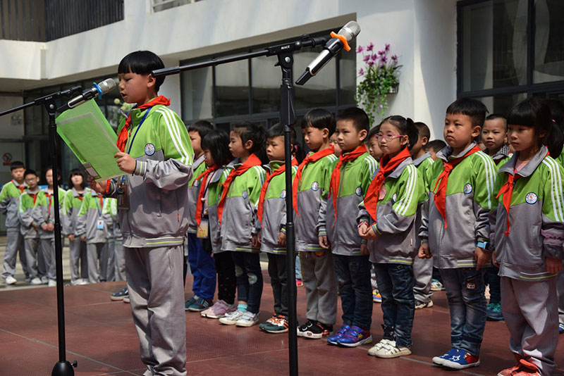 愉景新城小学隆重举行入队仪式